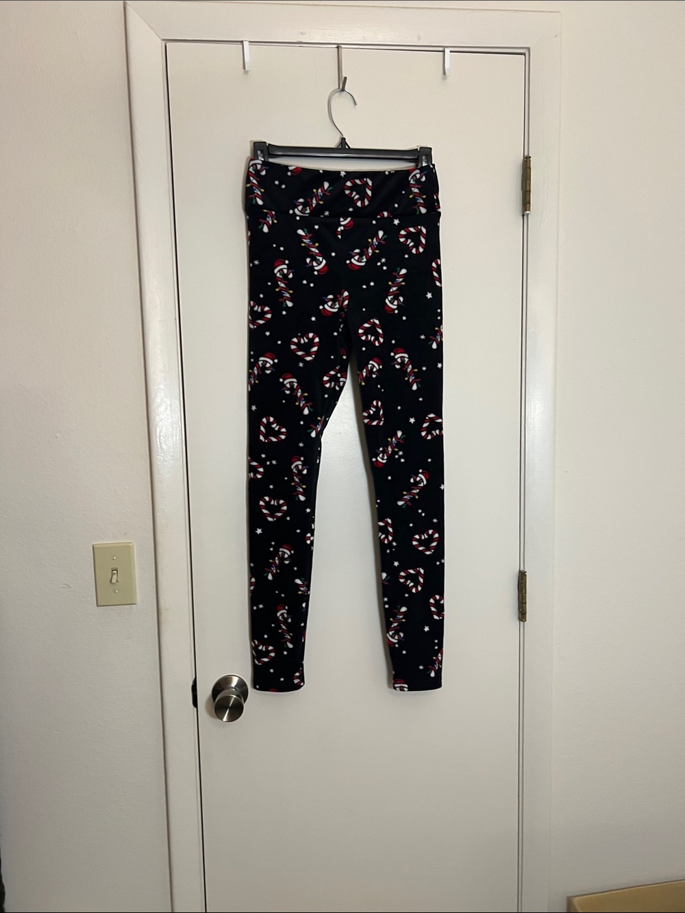 No Boundaries Womens Black Candy Cane Print Leggings